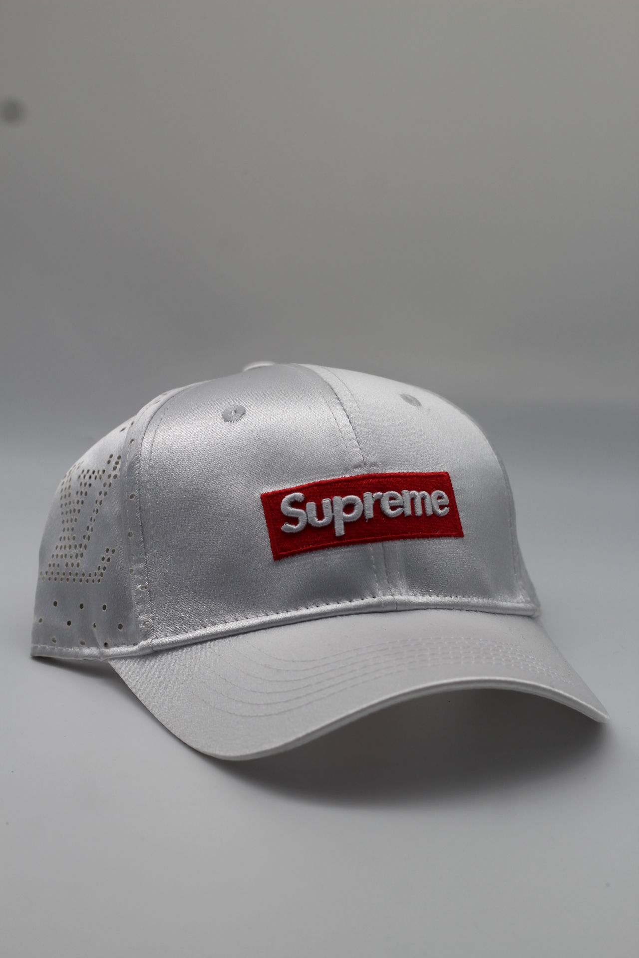کلاه سفید Supreme؛ سادگی در اوج جذابیت
